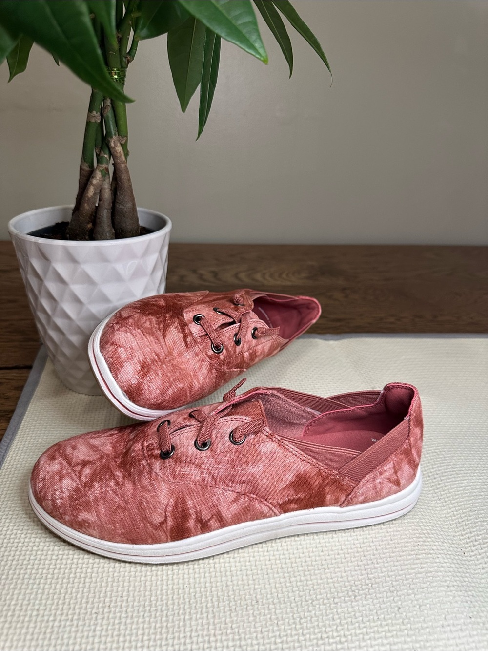 NWOT Clarks CloudsteBreeze II Women’s Size 7 Res Slip-On Canvas Sneaker